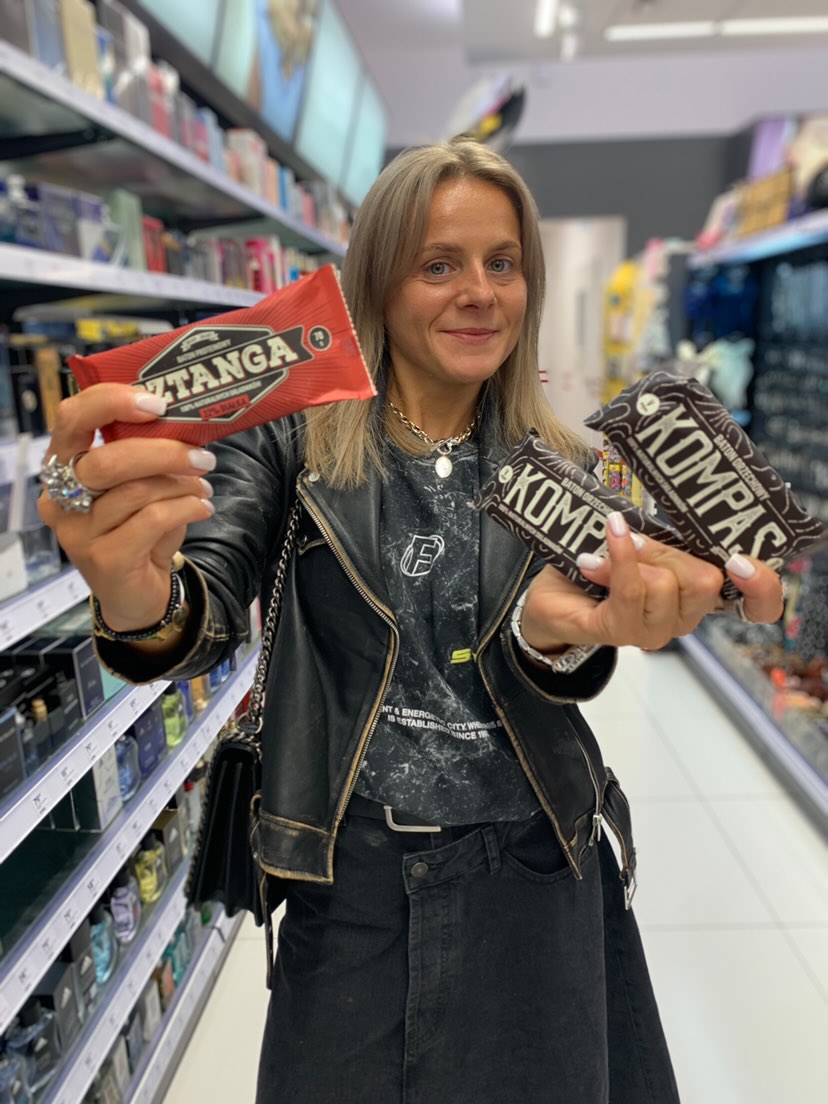 Kasia Wilk z batonami Zmiany Zmiany w sklepie Rossmann